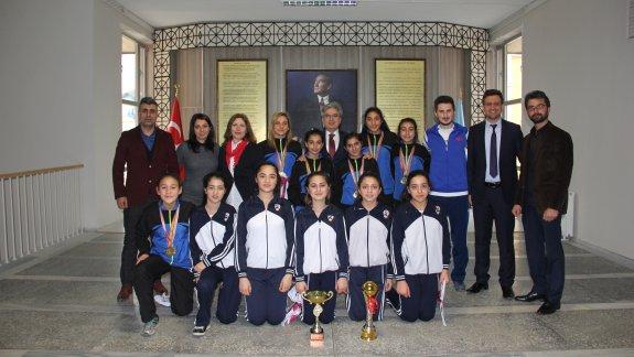 Türkiye Şampiyonu Kız Futsal Takımından İl Millî Eğitim Müdürü Yelkenci´ye Ziyaret