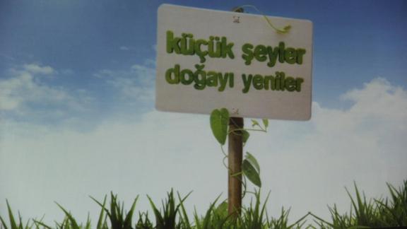 İstanbullu öğrenciler Tetra Pakın Küçük Şeyler Doğayı Yeniler projesiyle geri dönüşümü öğreniyor.