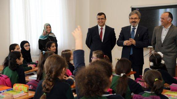İstanbul Millî Eğitim Müdürü Yelkenciden Güngören İTO Kız Anadolu İmam Hatip Ortaokulu ve Lisesine Ziyaret 