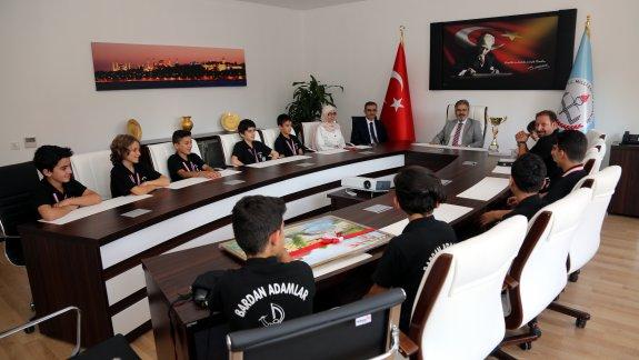 Ortaokullar Arası Folklor Yarışmasında Türkiye Şampiyonu Olan Öğrencilerden İstanbul Millî Eğitim Müdürü Yelkenciye Ziyaret