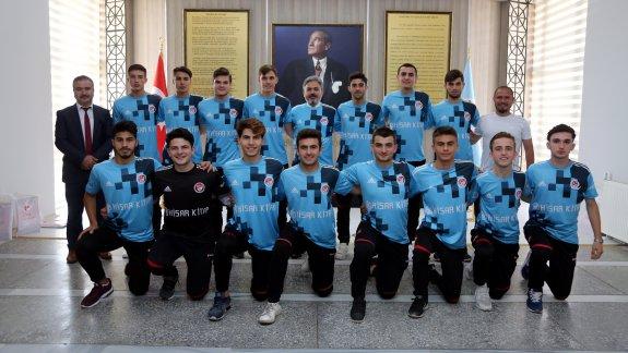 Okul Sporları Genç Erkekler Futbol Şampiyonu Öğrencilerden İstanbul Millî Eğitim Müdürü Yelkenciye Ziyaret