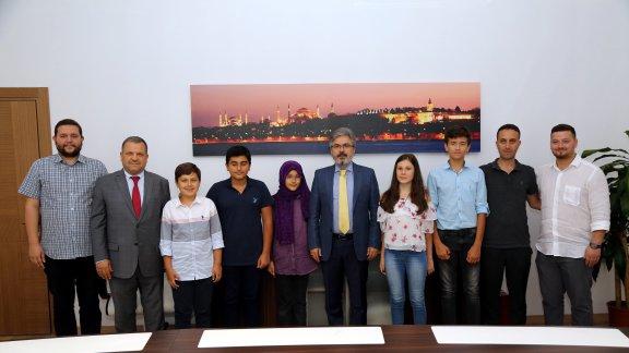 TÜBİTAK Ortaokul Matematik Olimpiyatında Dereceye Giren Öğrencilerden İstanbul Millî Eğitim Müdürü Yelkenciye Ziyaret