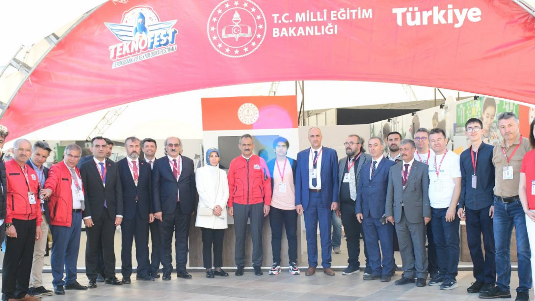 BAKANIMIZ ÖZER, TEKNOFEST AZERBAYCAN'DA MEB'İN STANDINI ZİYARET ETTİ