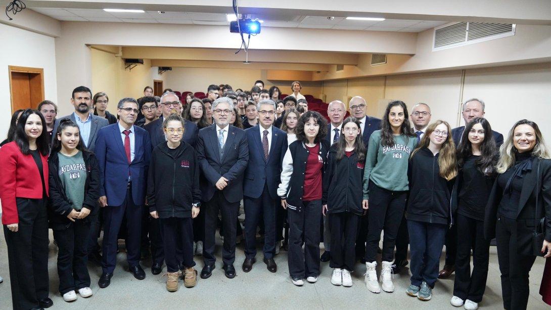 İSTANBUL'DA ÖĞRENCİLER 