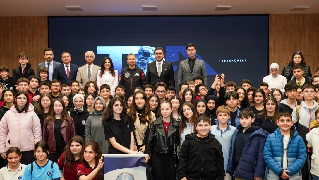 TÜRKİYE'NİN İLK ASTRONOTU GEZERAVCI, İSTANBUL'DA ÖĞRENCİLERLE BULUŞTU