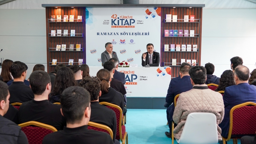 MİLLÎ EĞİTİM MÜDÜRÜMÜZ MURAT MÜCAHİT YENTÜR, 42. TÜRKİYE KİTAP VE KÜLTÜR FUARINDA ÖĞRENCİLERLE BİR ARAYA GELDİ